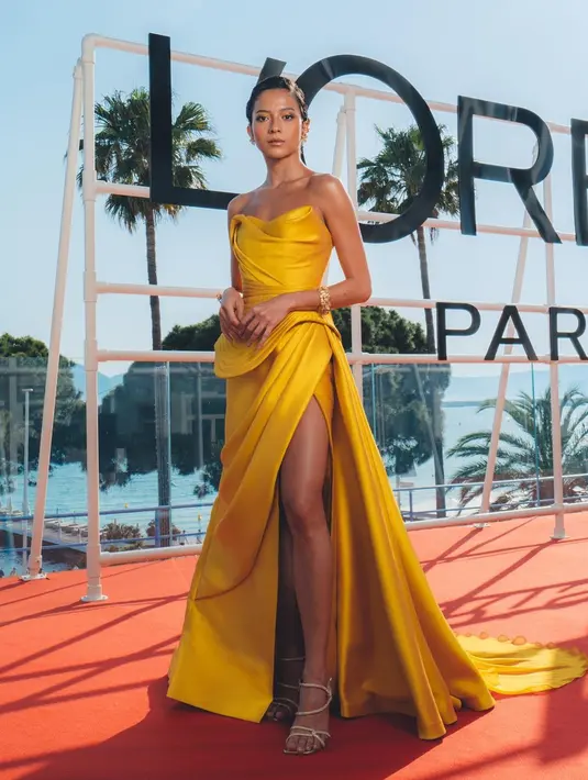 <p>Putri Marino memikat publik dengan kulit tan dan pesona eksotisnya saat tiba di red carpet Cannes Film Festival pada 27 Mei.2023. [Credit: @glenprasetya].</p>