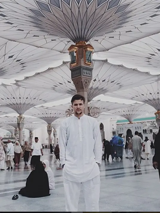 Stuart datang mengenakan kemeja putih serta ditemani kuasa hukumnya pada pukul 09.50 di Pengadilan Agama Jakarta Selatan. Sidang pun dimulai sekitar pukul 10.15 WIB dengan agenda mediasi.(Via Instagram/@Stuartcollin)