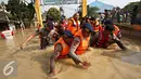 Petugas gabungan mengevakuasi warga menggunakan perahu karet di Perumahan Pondok Gede Permai, Bekasi, Jawa Barat, Kamis (21/4). (Liputan6.com/Immanuel Antonius)