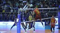 Spike Sigit Ardian dari TNI AU Electric diblok pemain Indomaret pada laga final four Livoli Divisi Utama 2025 di GOR Ki Mageti, Magetan, Sabtu (11/10) malam. TNI AU Electric menang 3-1 (25-23, 21-20, 20-25, 25-21). (foto: PBVSI)