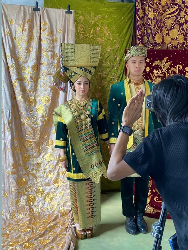 7 Potret Prewedding Nikita Willy dan Indra Priawan, Serasi Pakai Busana Adat