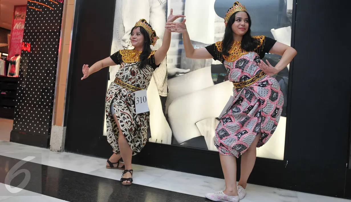 Dua orang peserta memeragakan sebuah tarian di ajang Indonesia Menari 2015 di Mal Grand Indonesia, Jakarta (22/11/2015). Sebanyak 1500 peserta ikut dalam tarian massal dengan koreografi tradisional dan modern. (Liputan6.com/Gempur M Surya)