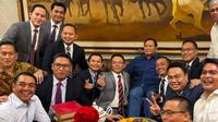 Kedekatan antara Abdul Karim Aljufri dengan Wamentan Sudaryono saat berfoto bersama Prabowo Subianto dan sejumlah kader Gerindra lainnya. (Istimewa)