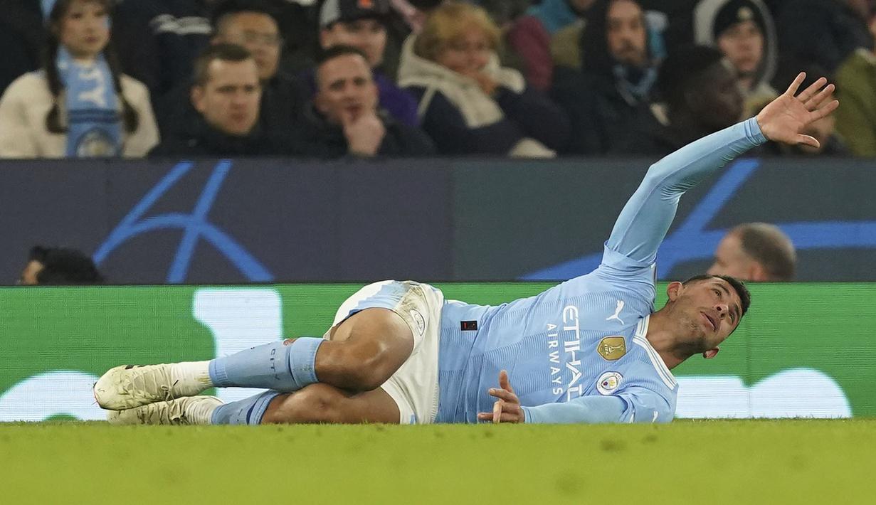 Pemain Manchester City, Matheus Nunes meminta pertolongan saat jari tengah tangan kirinya mengalami disklokasi ketika laga leg kedua 16 besar Liga Champions 2023/2024 melawan FC Copenhagen di Etihad Stadium, Manchester, Inggris, Kamis (07/03/2024) WIB. (AP Photo/PA/Martin Rickett)