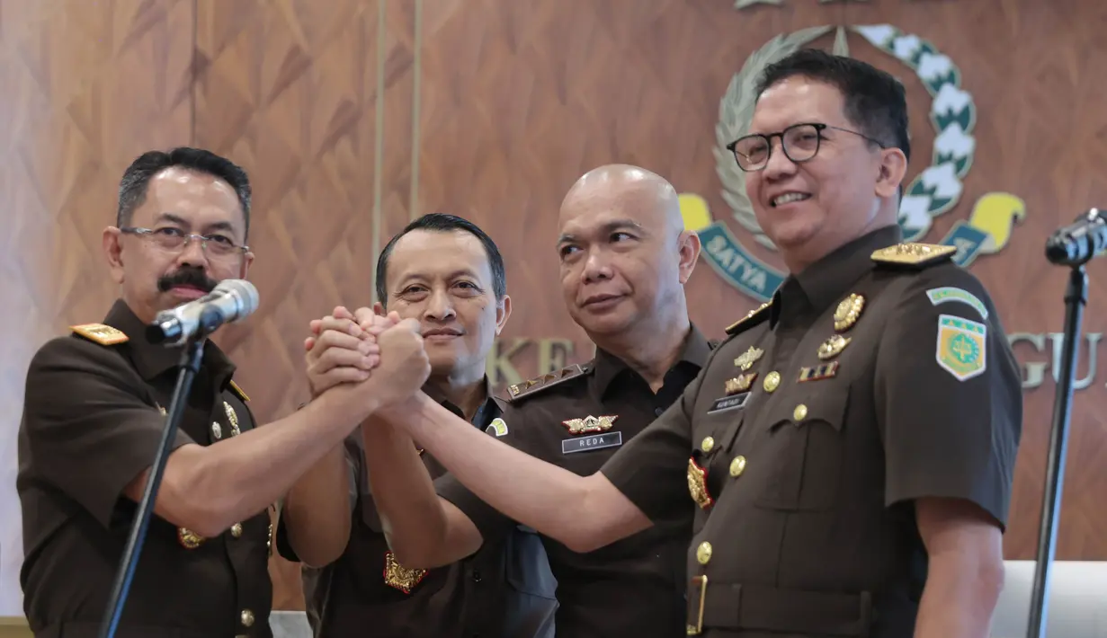 (dari kiri ke kanan) Wakil Jaksa Agung Asep Nana Mulyana, Jaksa Agung Muda Tindak Pidana Umum (Jampidum) Leonard Eben Ezer Simanjuntak, Jaksa Agung Muda Intelijen (Jamintel) Reda Manthovani dan Jaksa Agung Muda Tindak Pidana Khusus (Jampidsus) Kuntadi usai pelantikan di Gedung Kejaksaan Agung, Jumat (24/7/2026). (KLY/ Budy Santoso).