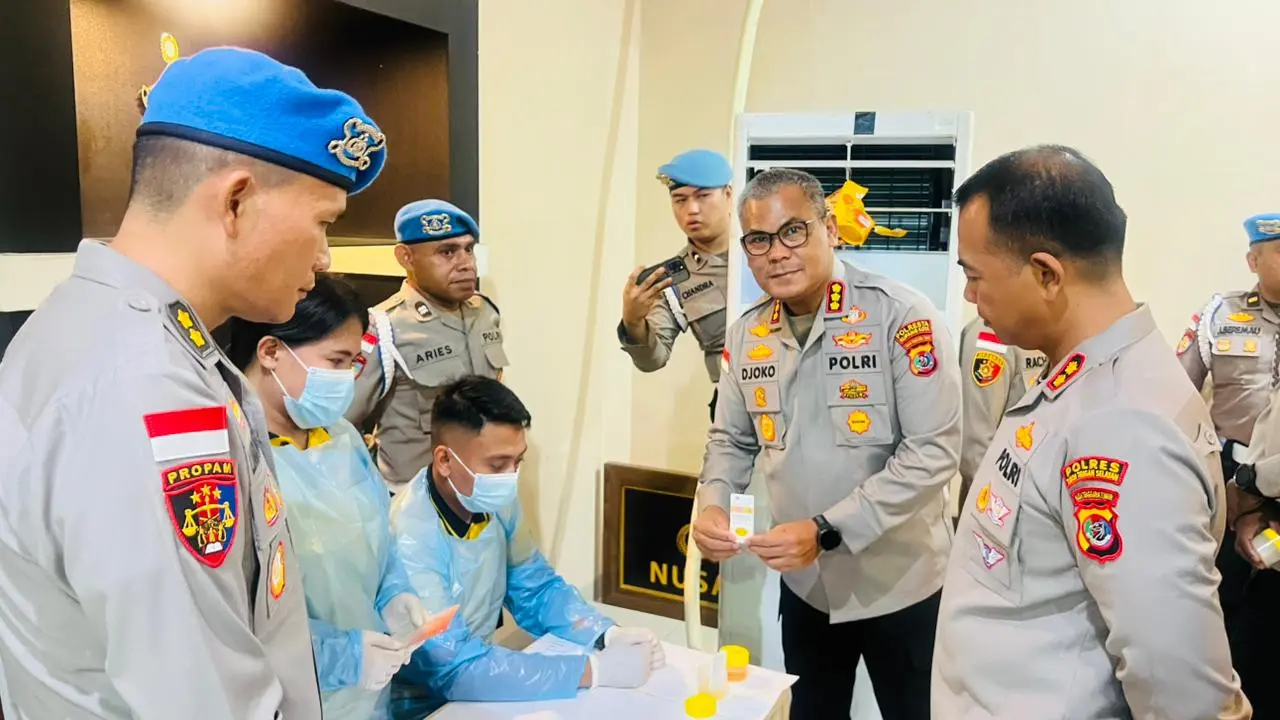Jajaran Kapolres di NTT saat mengikuti tes urine di Polda NTT
