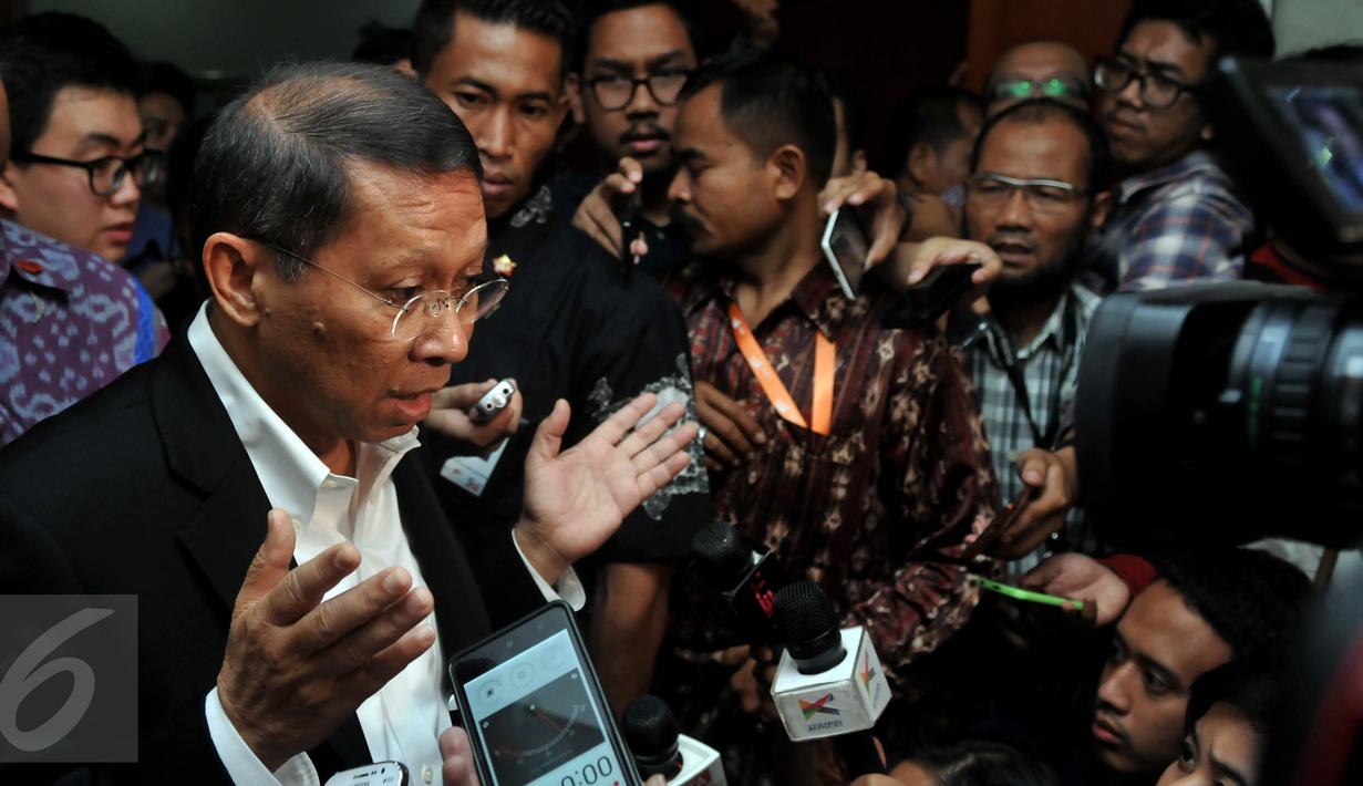 Robert Joost Lino memberikan keterangan pers usai menghadiri rapat pembentukan Panja Pelindo II bersama Komisi VI DPR RI, Jakarta, Rabu (14/9/2015). Rapat membahas perkembangan kasus hukum dugaan korupsi crane di Pelindo II. (Liputan6.com/Johan Tallo)