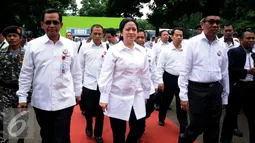 Menko PMK, Puan Maharani (tengah) berjalan menuju Hall Basket Senayan Jakarta untuk memberikan pidato Deklarasi Gerakan Nasional Revolusi Mental Dimulai dari Pendidikan di Senayan Jakarta, Selasa (15/12/2015). (Liputan6.com/Helmi Fithriansyah)