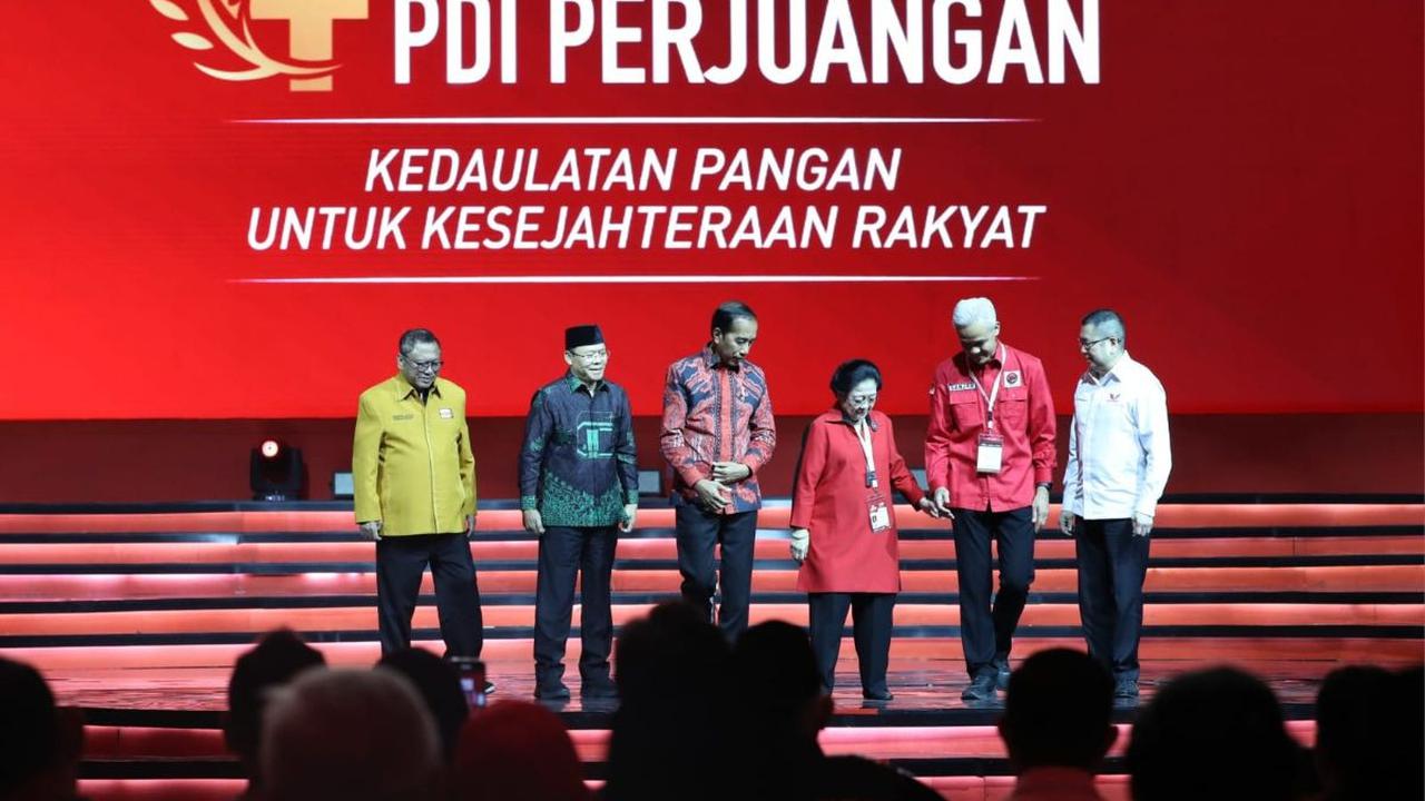 Ketua DPP PDIP Djarot Saiful Hidayat merespons soal peluang Khofifah Indar Parawansa menjadi cawapres Ganjar Pranowo. Dia meminta agar publik bersabar terkait pasangan Ganjar di Pilpres 2024.<br>