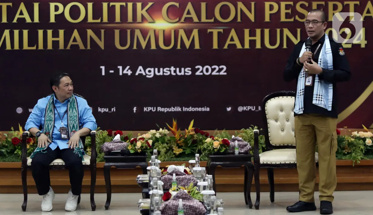 Ketua Komisi Pemilihan Umum (KPU), Hasyim Asy'ari (kanan) memberi sambutan saat menerima pendaftaran Partai Gelombang Rakyat (Gelora) Indonesia sebagai Partai Politik Calon Peserta Pemilu 2021 di Gedung KPU, Jakarta, Minggu (7/8/2022). Hingga hari ketujuh masa pendaftaran, tercatat sudah 14 Partai Politik mendaftar untuk ikut dalam Pemilu 2024. (Liputan6.com/Helmi Fithriansyah)