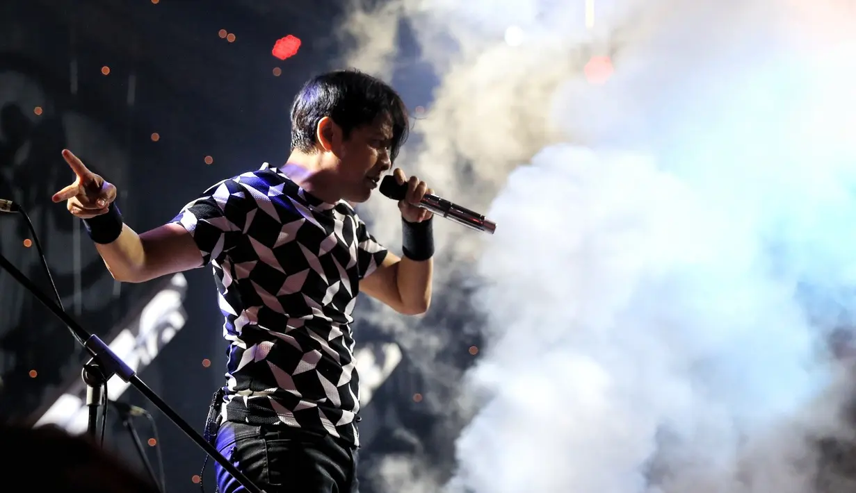 Armand Maulana sukses dengan membakar semangat penonton. Terlihat dari para penonton yang hadir ikut berjingkrak-jingkrak. Membuat suasana begitu semakin meriah. (Adrian Putra/Bintang.com)