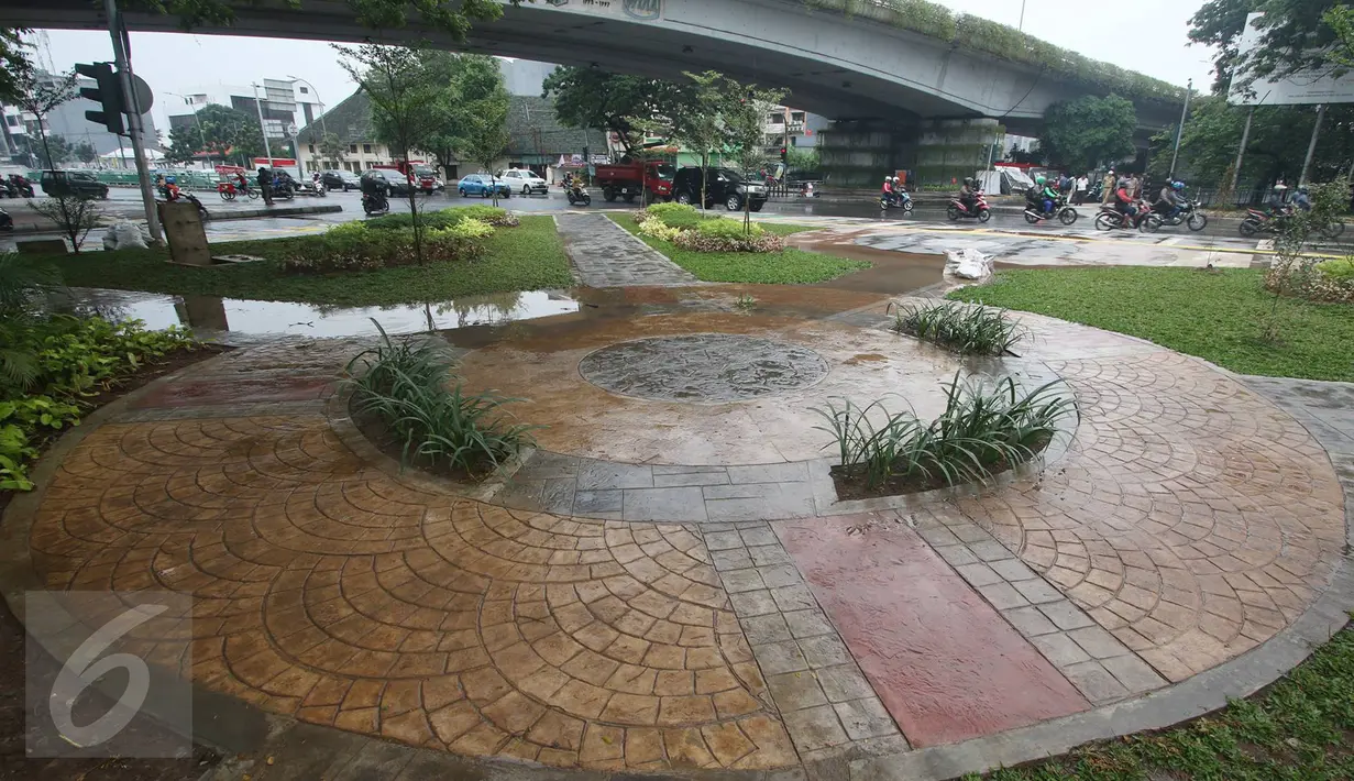Sebidang taman hijau terlihat di trotoar kawasan Tanah Abang, Jakarta, Senin (21/11). Meskipun belum sepenuhnya selesai, namun trotoar yang dulu dipenuhi PKL tersebut kini telah berubah menjadi bersih dan asri. (Liputan6.com/Immanuel Antonius)