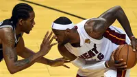 Kawhi Leonard beradu dengan LeBron James (AFP/Timothy A Clary)