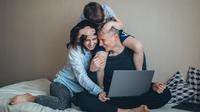 Ilustrasi orang tua dan anak. (foto: Pexels/Elina Fairytale)