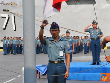 Citizen6, Tanjung Priok: Panglima Kolinlamil Laksda TNI S.M. Darojatim membacakan amanat tertulis pada Upacara Bendera 17 September 2012 di Lapangan Apel, Mako Kolinlamil Tanjung Priok, Jakarta, Senin (17/9). (Pengirim: Dispenkolinlamil)