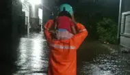 Seorang petugas mengevakuasi seorang anak dari banjir lahar dingin Gunung Semeru. (Istimewa)