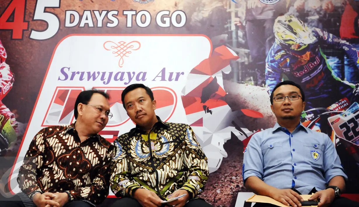 Menpora, Imam Nahrawi mendengar penuturan Dirut Sriwijaya Air, Chandra Lie jelang memberi keterangan terkait ajang MXGP 2017 di Jakarta, R (18/1). Ajang MXGP 2017 akan digelar di kota Pangkal Pinang, 4-5 Maret. (Liputan6.com/Helmi Fithriansyah)