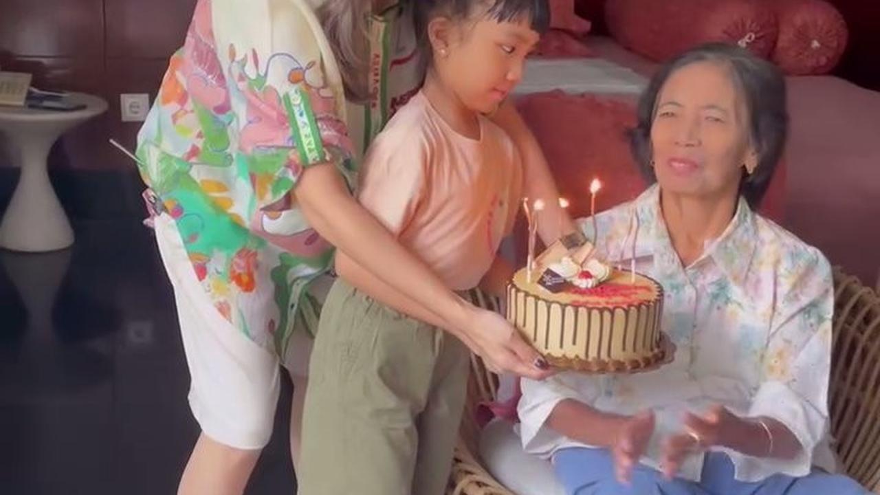 7 Potret Momo Geisha dan Anak Beri Hadiah Ulang Tahun ke Opung, Kadonya Besar Banget Ternyata Ini Isinya