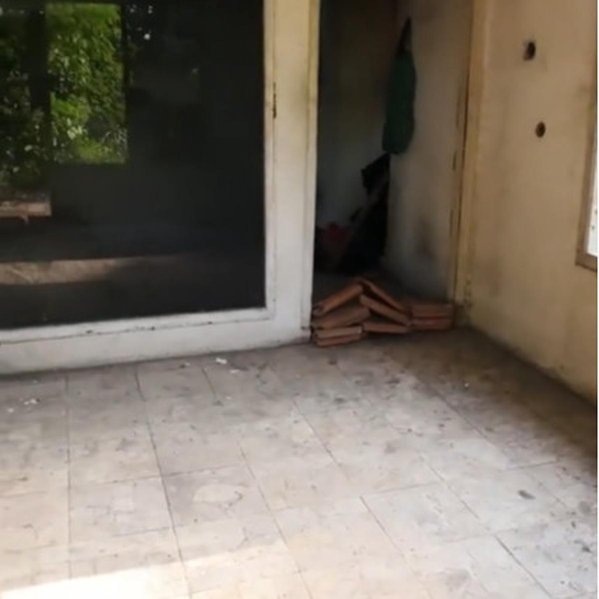 Pria Ini Temukan Rumah Terbengkalai di Tepi Jalanan, Penampakannya Bikin Ngeri