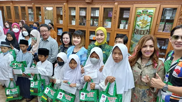 Barbie Kumalasari, Irma Darmawangsa dan Nana Mardiana merupakan pelanggan setia Queen Klinik.