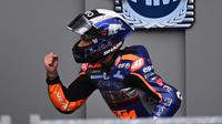 Pembalap KTM Tech3, Miguel Oliveira, berhasil menjadi juara pada balapan MotoGP Styria yang berlangsung di Sirkuit Red Bull Ring, Minggu (23/8/2020). (AFP/Joe Klamar)