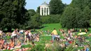 Di Munich, Jerman  ada sebuah taman bernama Englischer Garten. Di taman ini semua pengunjungnya bisa bebas berjemur dalam keadaan bugil.  Hak untuk bugil ini sudah mendapat ijin dari pemerintah setempat sejak tahun 1960. (www.panoramio.com)