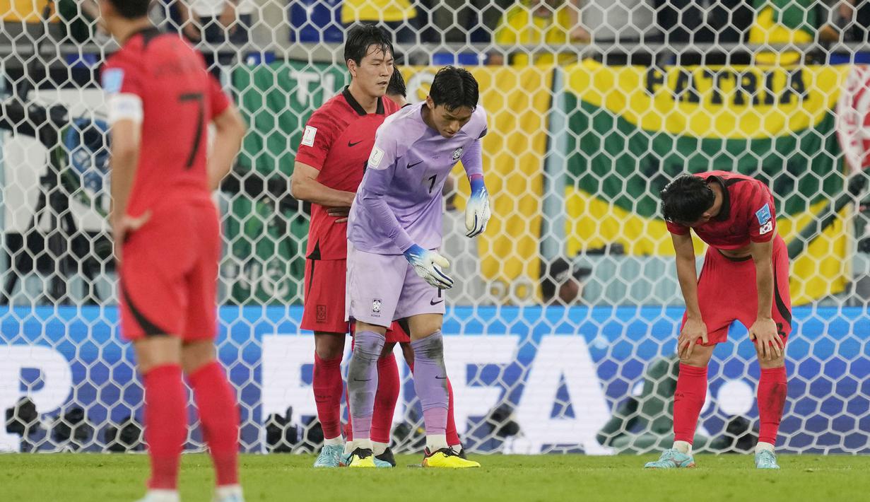 Pemain Korea Selatan tertunduk lesu usai ditaklukkan Brasil pada babak 16 besar Piala Dunia 2022. Taeguk Warriors takluk 1-4 dari Brasil. (AP/Ariel Schalit)