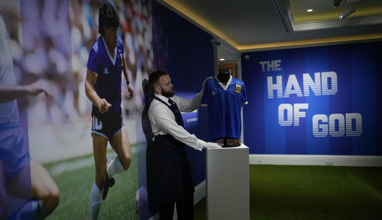 <p>Jersey Argentina yang dikenakan Diego Maradona dalam pertandingan perempat final Piala Dunia Meksiko 1986 antara Argentina dan Inggris, dipajang untuk difoto di rumah lelang Sotheby's, di London, Rabu (20/4/2022). Baju yang dijual secara online lelang berlangsung dari 20 April hingga 4 Mei. (AP Photo/Matt Dunham)</p>
