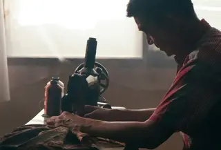 Temukan bagaimana Tren Sepatu Italia dengan Sentuhan Pengrajin Indonesia menciptakan harmoni sempurna antara desain klasik dan kriya Nusantara yang memikat hati pria. (Mario Minardi)