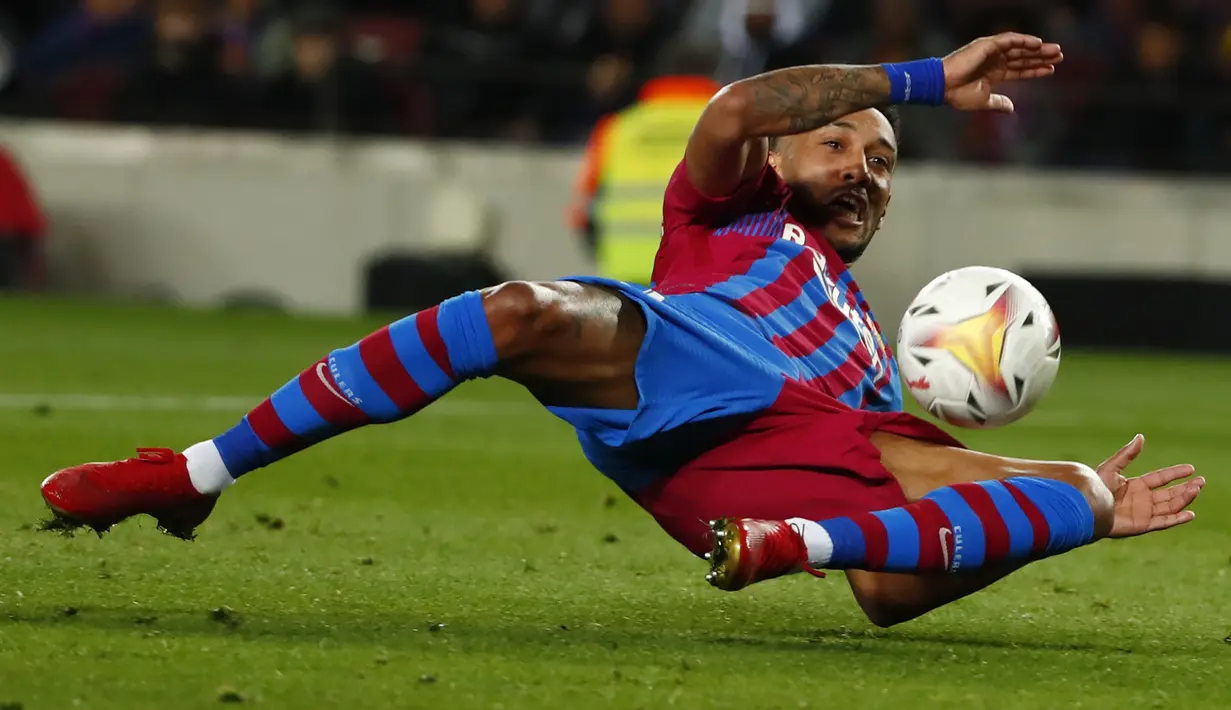 Penyerang Barcelona, Pierre-Emerick Aubameyang melakukan tembakan ke gawang Sevilla pada pertandingan lanjutan La Liga Spanyol di stadion Camp Nou di Barcelona, Spanyol, Senin (4/4/2022). Tambahan tiga angka ini lantas membawa Barcelona naik dua peringkat sekaligus. (AP Photo/Joan Monfort)