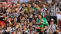 Para pemain Juventus berpesta merayakan keberhasilan meraih gelar juara Coppa Italia usai mengalahkan Lazio di Final Coppa Italia di Olimpico Roma, Italia, Rabu (20/5/2015). Ini merupakan gelar ke 10 Juventus di coppa italia. (Reuters/Giampiero Sposito)