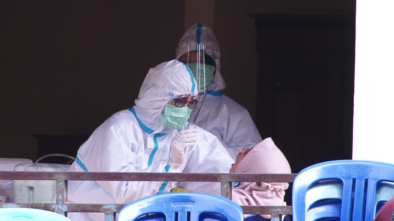 Petugas Lakukan Swab menekan penyebaran Covid-19