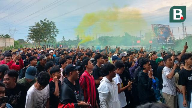 Foto: The Jakmania Geruduk Latihan Persija, Taklukkan Persib Harga Mati