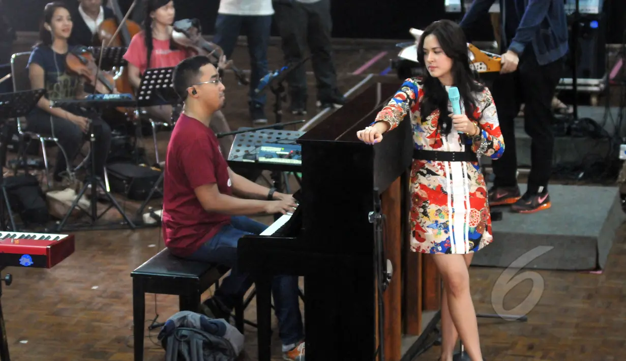 Raisa tampak berlatih dengan semua musisi pendukungnya menjelang konser tungal perdananya "Pemeran Utama", di kawasan Fatmawati, Jakarta, Rabu (20/5/2015). (Liputan6.com/Panji Diksana)