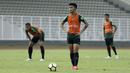 Pemain Timnas Indonesia U-23, Mahir Radja, bersiap menendang bola saat internal game di Stadion Madya, Jakarta, Jumat(8/3). Latihan ini merupakan persiapan jelang kualifikasi Piala AFC U-23 di Vietnam. (Bola.com/Yoppy Renato)