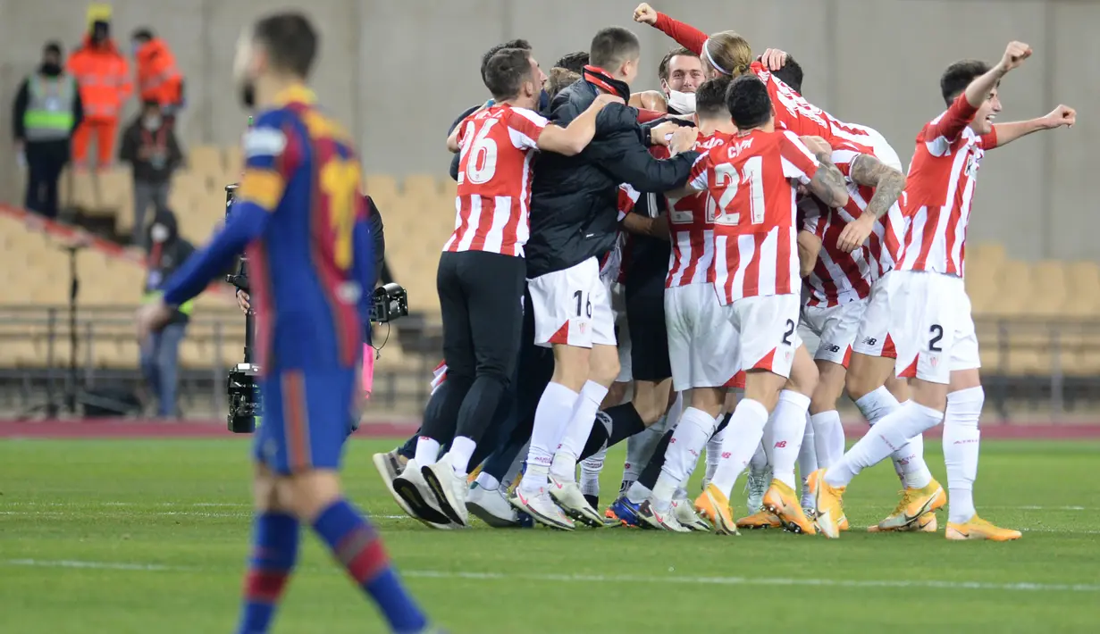 Para pemain Athletic Bilbao merayakan kemenangan usai pertandingan melawan Barcelona pada babak final Piala Super Spanyol di stadion La Cartuja di Seville, Senin (18/1/2021). Bilbao menang dramatis atas Barcelona 3-2. (AFP/Cristina Quicler)