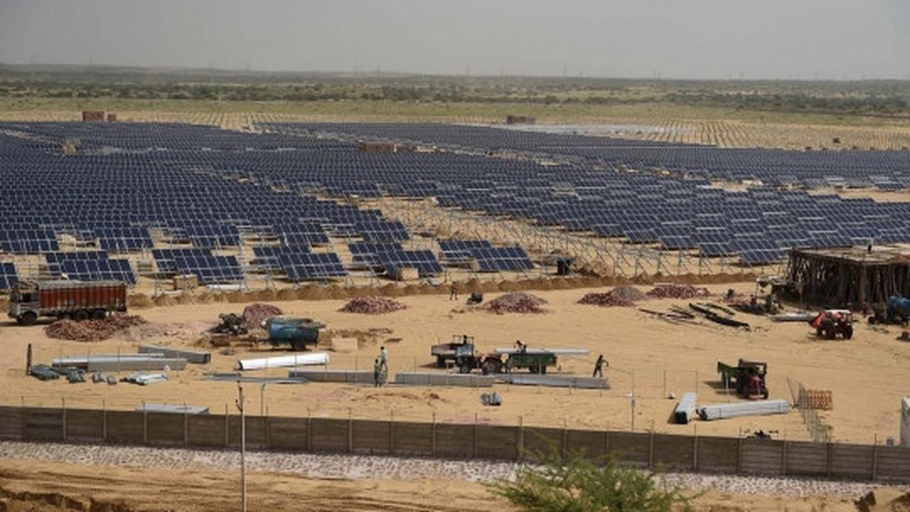Melihat pembangunan pusat pembangkit tenaga surya India