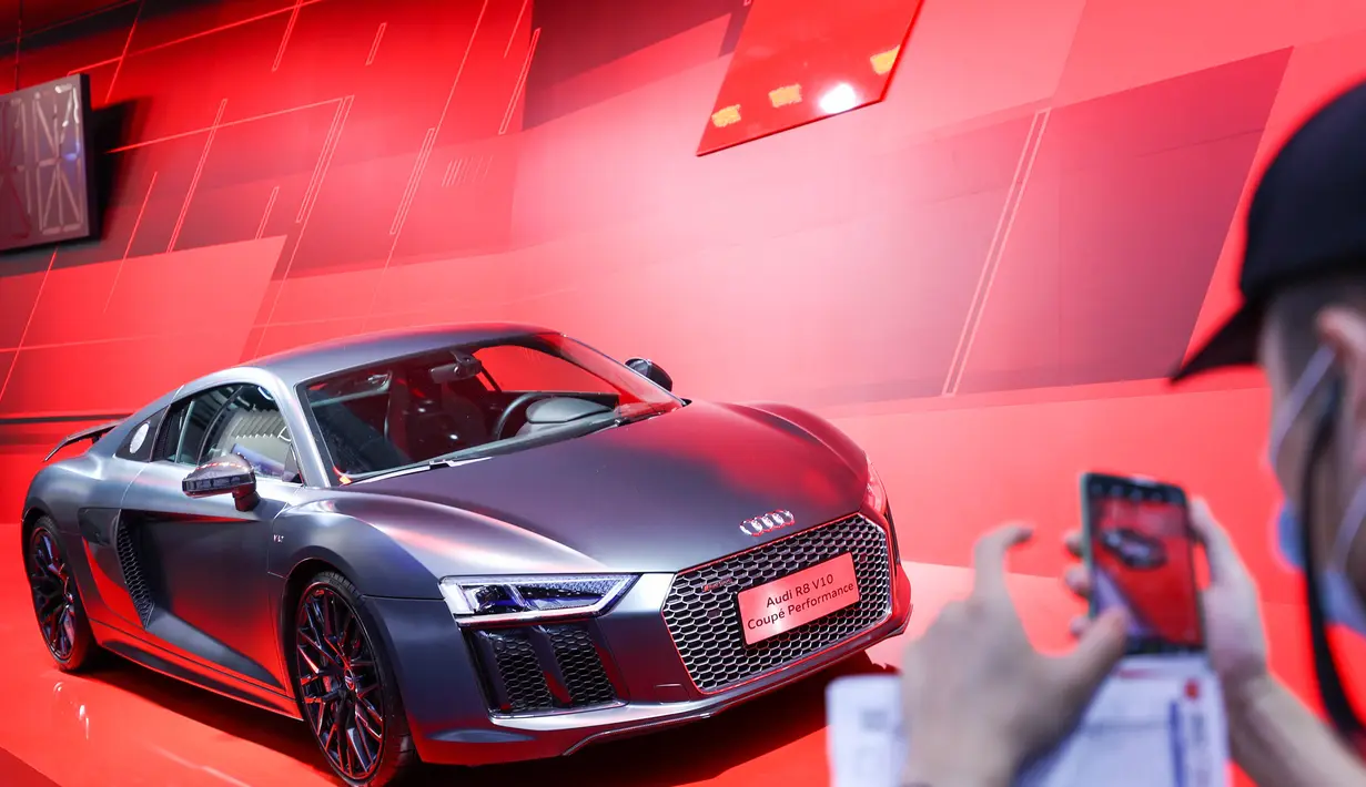 Seorang pengunjung memotret di Pameran Otomotif Internasional Changchun China ke-17 di Changchun, Provinsi Jilin, China, pada 10 Juli 2020. Tahun ini, lebih dari 1.400 kendaraan dari sekitar 150 merek dalam dan luar negeri dipamerkan dalam gelaran tersebut. (Xinhua/Yan Linyun)