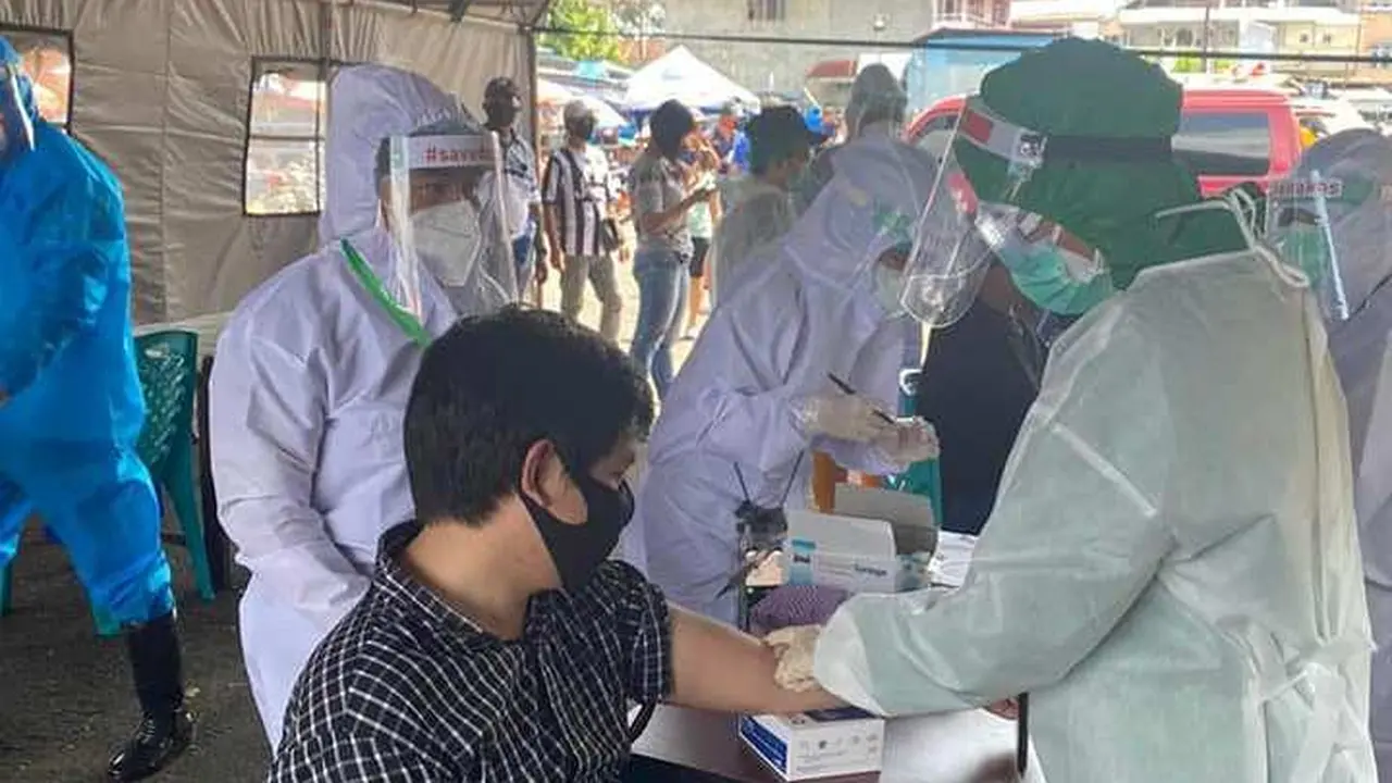 Kegiatan surveilens berupa rapid test yang dilakukan untuk para pedagang di Pasar Pinasungkulan Karombasan, Manado.