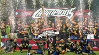 Pemain Arema FC merayakan gelar juara Piala Presiden 2017 usai mengalahkan PBFC di laga final di Stadion Pakansari, Kab Bogor, Minggu (12/3). Arema menang 5-1 dan berhasil merengkuh trofi Piala Presiden. (Liputan6.com/Helmi Fithriansyah) 