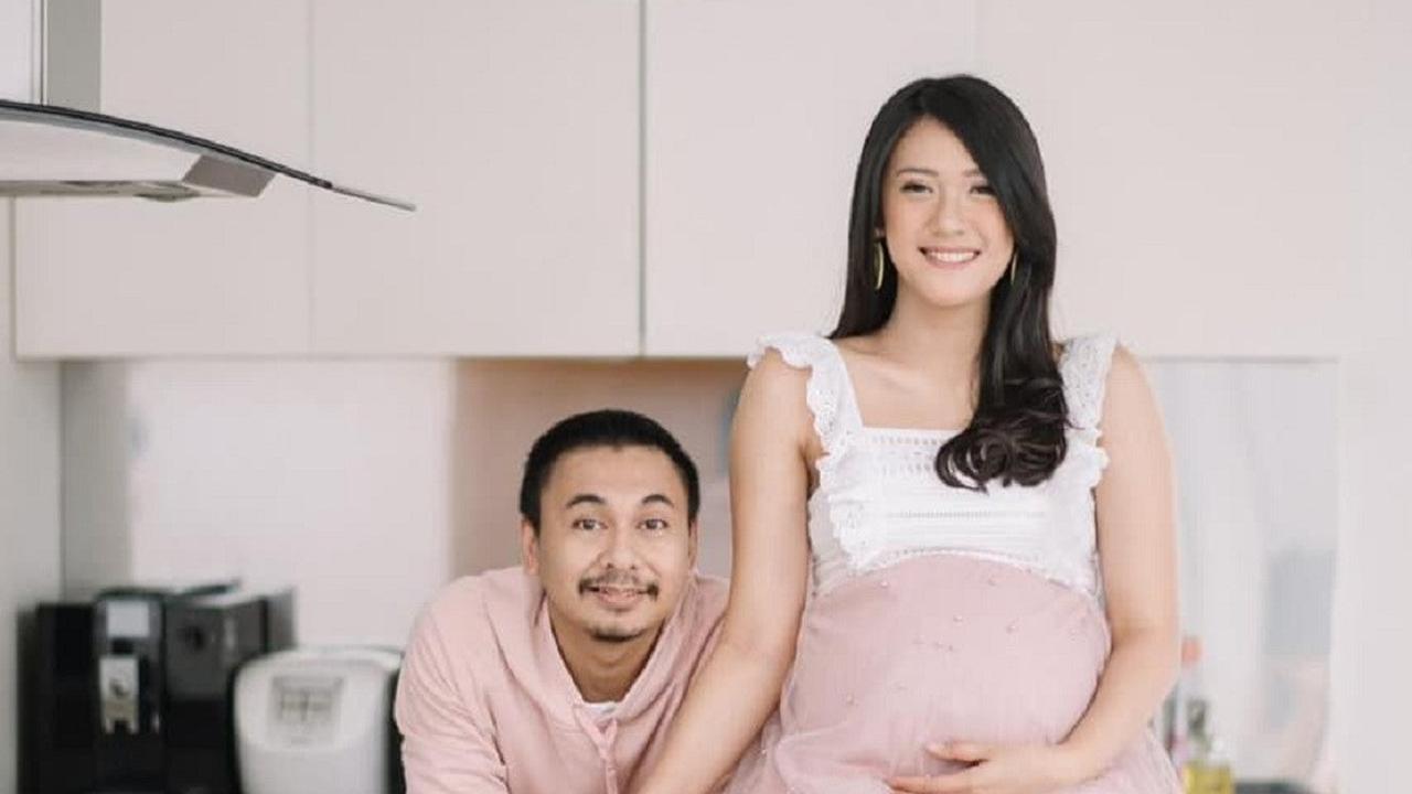 Raditya Dika dan Anissa Aziza