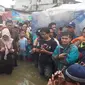 Anies Baswedan meninjau korban banjir Jakarta. (Radityo/Liputan6.com)