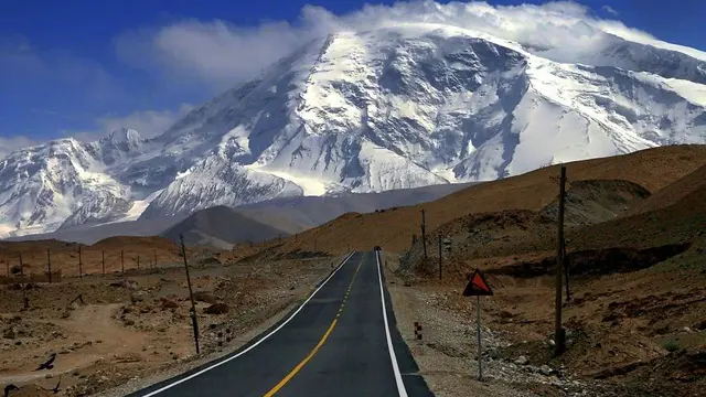 10 Jalan di Dunia yang Menawarkan Pemandangan Paling Cantik