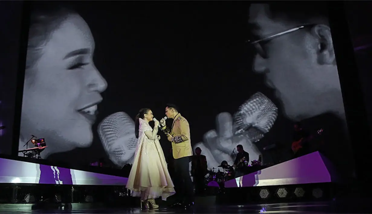 Rossa menghelat konser tunggalnya yang bertajuk The Journey of 21 Dazzling Years pada 13 April 2017 lalu. Dihadiri sejumlah musisi, konser tersebut berlangsung di Jakarta Convention Center (JCC), Senayan, Jakarta. (Bambang E.Ros/Bintang.com)