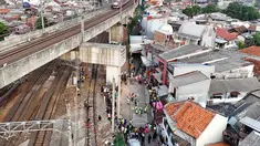 Anak-anak mengikuti pertandingan Turnamen Sepak Bola Liga Aspal U-13 di kawasan permukiman padat di pinggir rel RT 09/RW 08, Menteng Jaya, Jakarta, Senin (29/6/2026). (merdeka.com/ Arie Basuki)