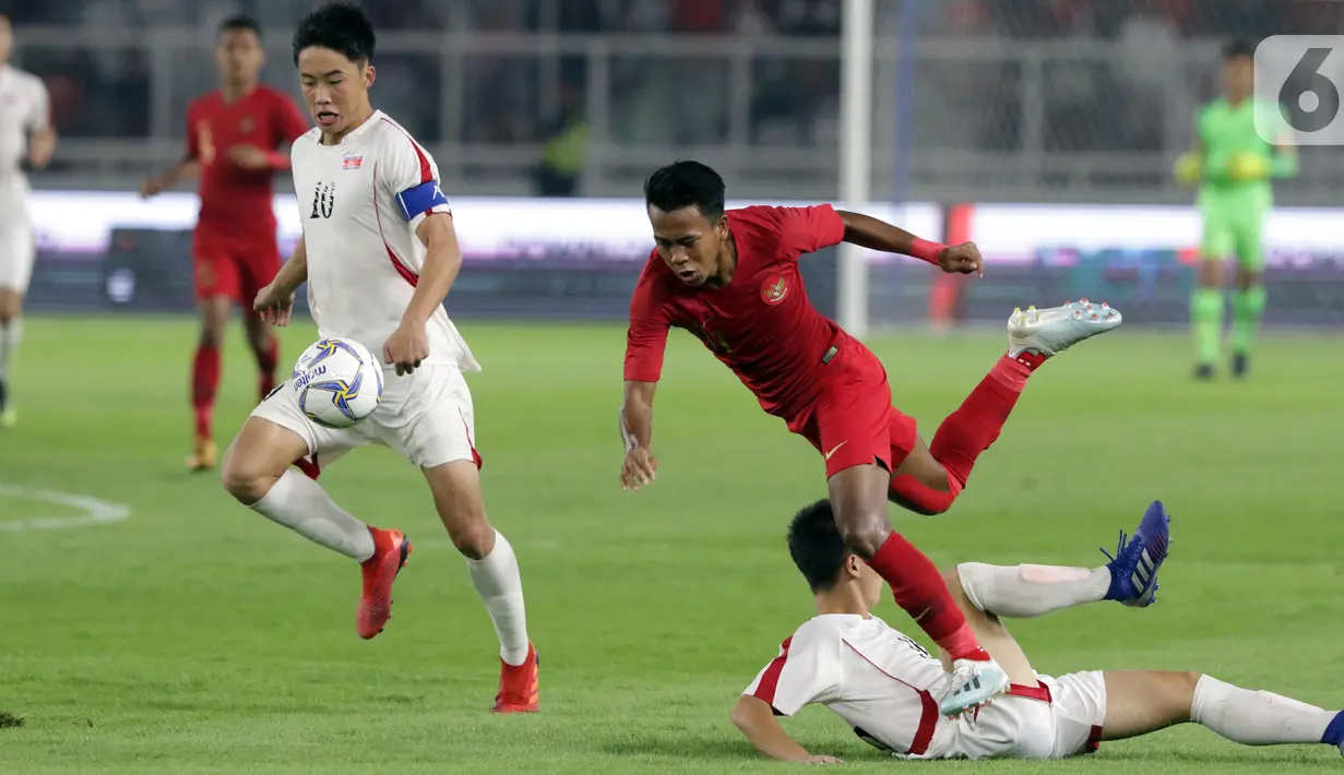 Gelandang sayap Timnas Indonesia U-19, M Supriadi melompat menghindari tekel pemain Korea Utara pada kualifikasi Grup K Piala AFC U-19 2020 di Stadion Utama Gelora Bung Karno, Jakarta, Minggu (10/11/2019). Indonesia bermain imbang melawan Korea Utara 1-1. (Liputan6.com/Helmi Fithriansyah)