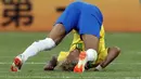 Striker Brasil, Neymar, terjungkal saat pertandingan melawan Swiss pada laga Piala Dunia di Stadion Rostov, Rusia, Senin (17/6/2018). Dilanggar sebanyak 10 kali membuat Neymar masuk rekor di Piala Dunia. (AP/Darko Vojinovic)