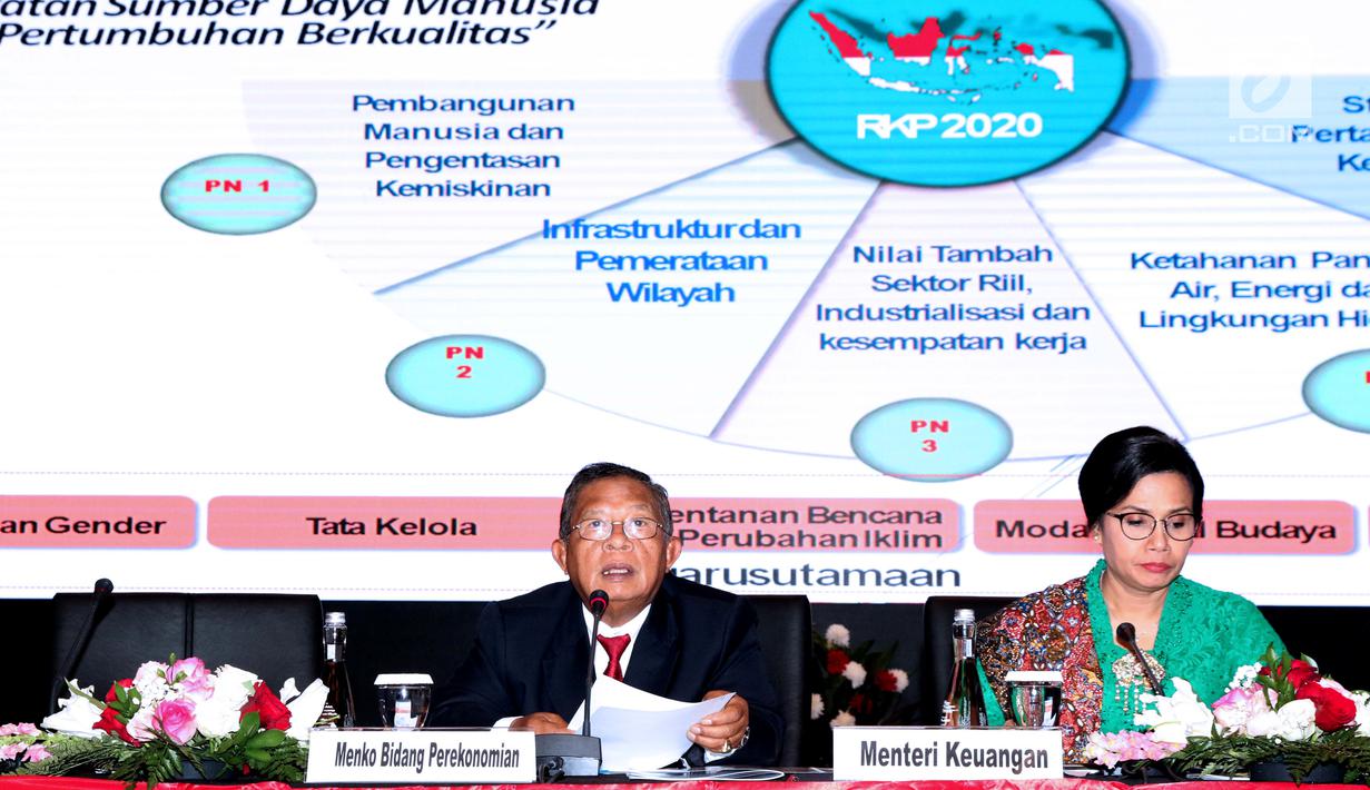 Menko Perekonomian Darmin Nasution (kiri) bersama Menteri Keuangan Sri Mulyani saat menyampaikan Rencana Kerja Pemerintah dan Nota Keuangan serta RAPBN 2020 di Jakarta, Jumat (16/8/2019). Sejumlah menteri terkait ikut hadir dalam penyampaian tersebut. (Liputan6.com/Helmi Fithriansyah)