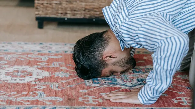 Pria muslim sedang sujud