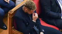 Mantan pemain Barcelona, Neymar yang sekarang bermain untuk Paris Saint-Germain tertunduk di ruang pengadilan di Barcelona, Spanyol, Senin (17/10/2022). Penyerang Brasil, ayahnya, dan mantan eksekutif Barcelona dan Santos dituduh menyembunyikan biaya sebenarnya dari transfernya dengan tujuan menipu sebuah perusahaan swasta Brasil. (AP Photo/Joan Mateu Parra)